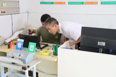 江華瑤族自治縣商務局程達明局長實地考察鎮、村級電商服務站點建設情況